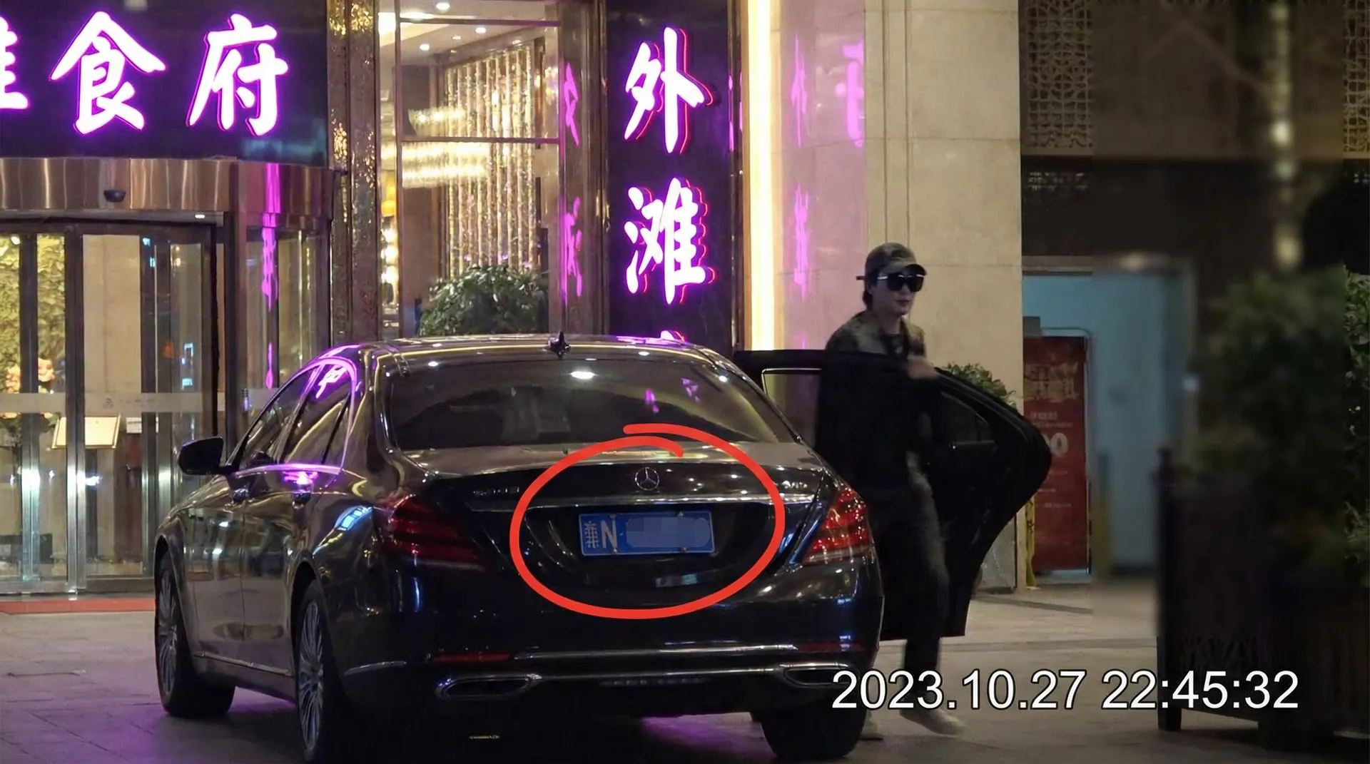 光速娱乐 - 豪车餐厅外偷拍